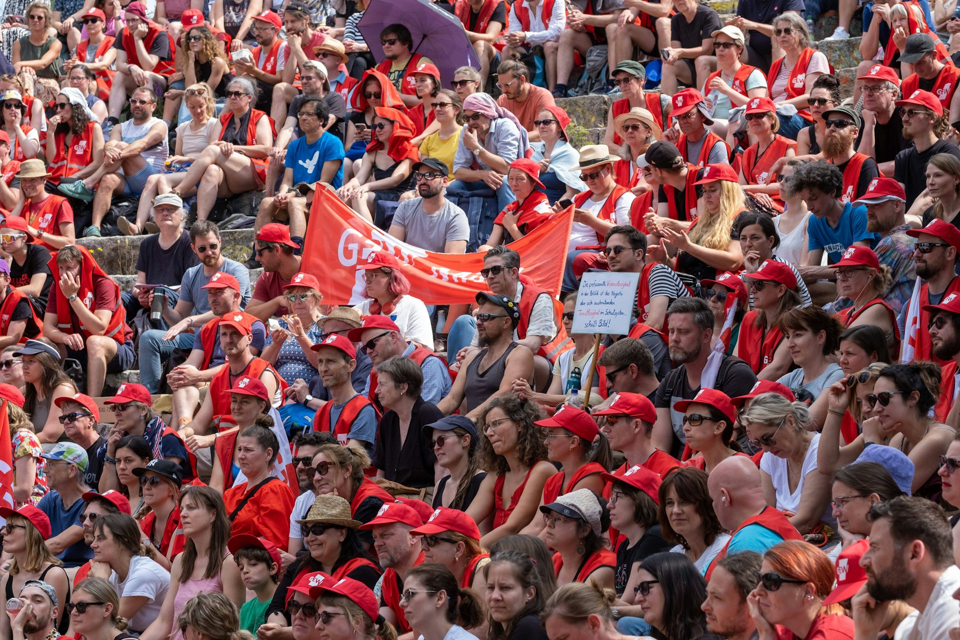 Lehrer der Gewerkschaft für Erziehung und Wissenschaft GEW protestieren im Rahmen ihres dreitägigen Warnstreiks mit einer Kundgebung im Berliner Mauerpark für einen Tarifvertrag Gesundheitsschutz und fordern kleinere Klassen.