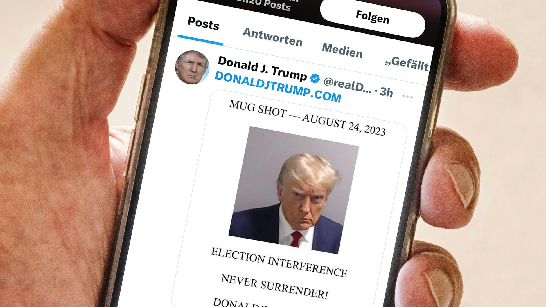Never Surrender (Gebt nie auf!): Donald Trump kehrt auf X (ehemals Twitter) mit Kampfansage zurück und verwendet sein Polizeifoto gleich als Eigenwerbung.