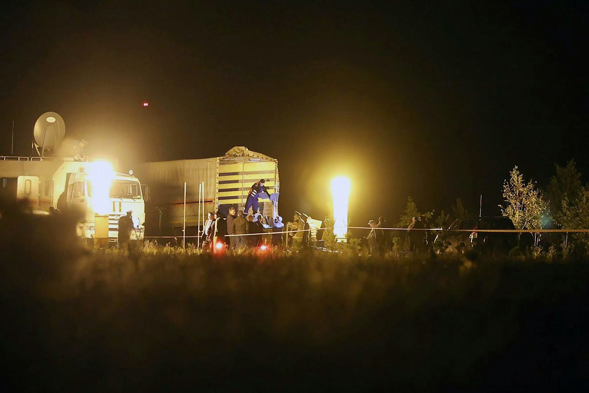 HANDOUT - Dieses vom russischen Ermittlungskomitee veröffentlichte und von der chinesischen staatlichen Nachrichtenagentur Xinhua bereitgestellte Foto soll die Absturzstelle in der Region Twer zeigen.  