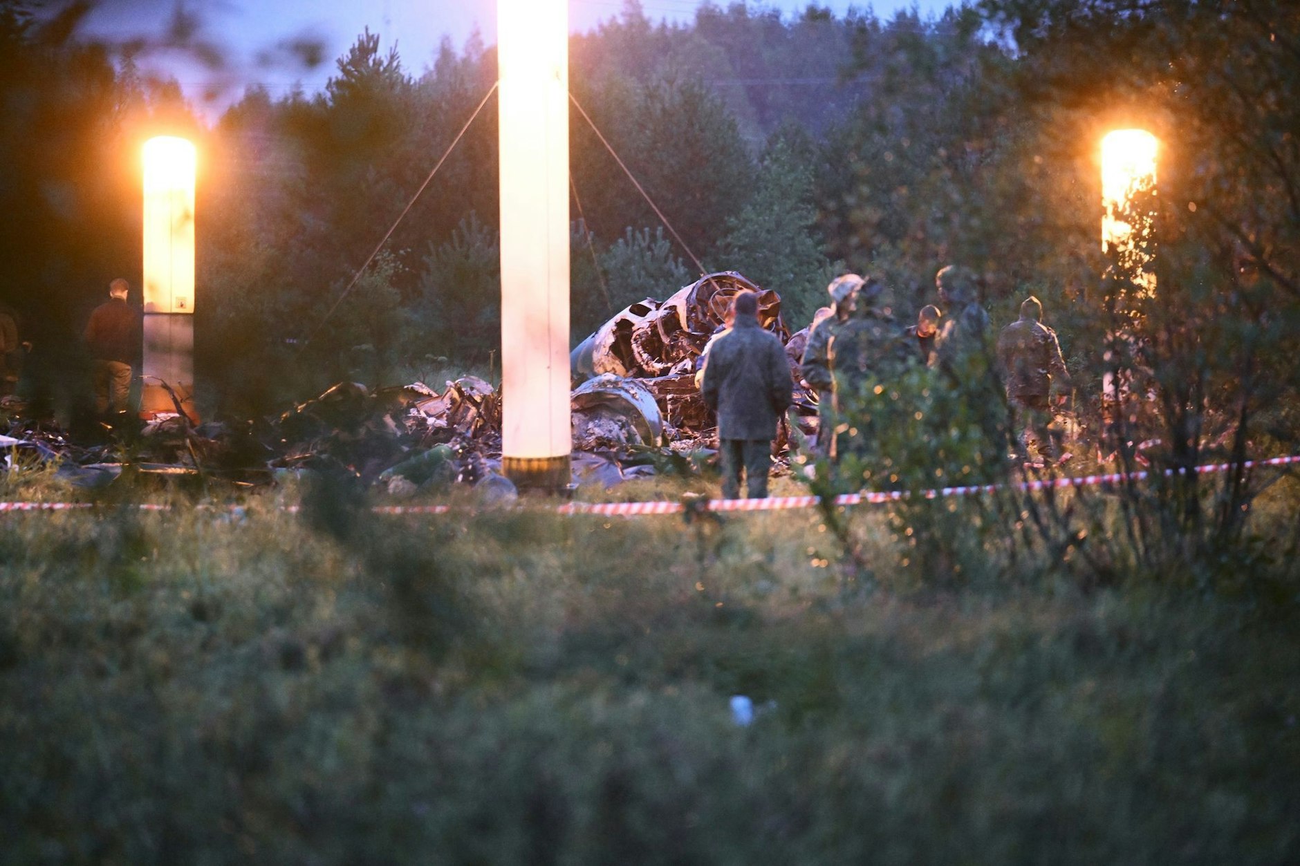 Einsatzkräfte am Absturzort in der Nähe des Dorfes Kuschenkino. Über die Ursache des Absturzes gibt es bislang nur Spekulationen.  