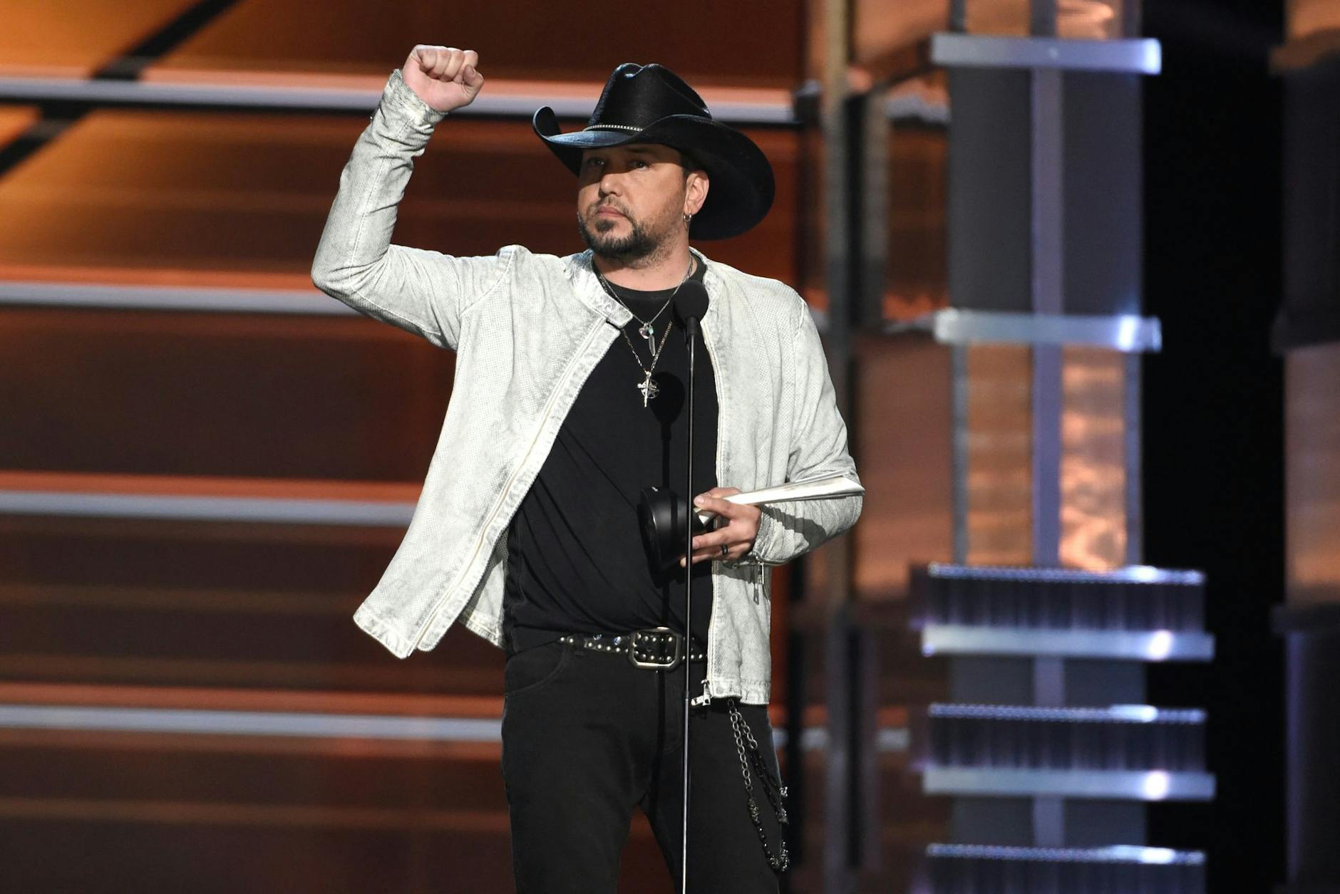 ARCHIV - US-Countrysänger Jason Aldean bei der Verleihung der Country Music Awards 2018.