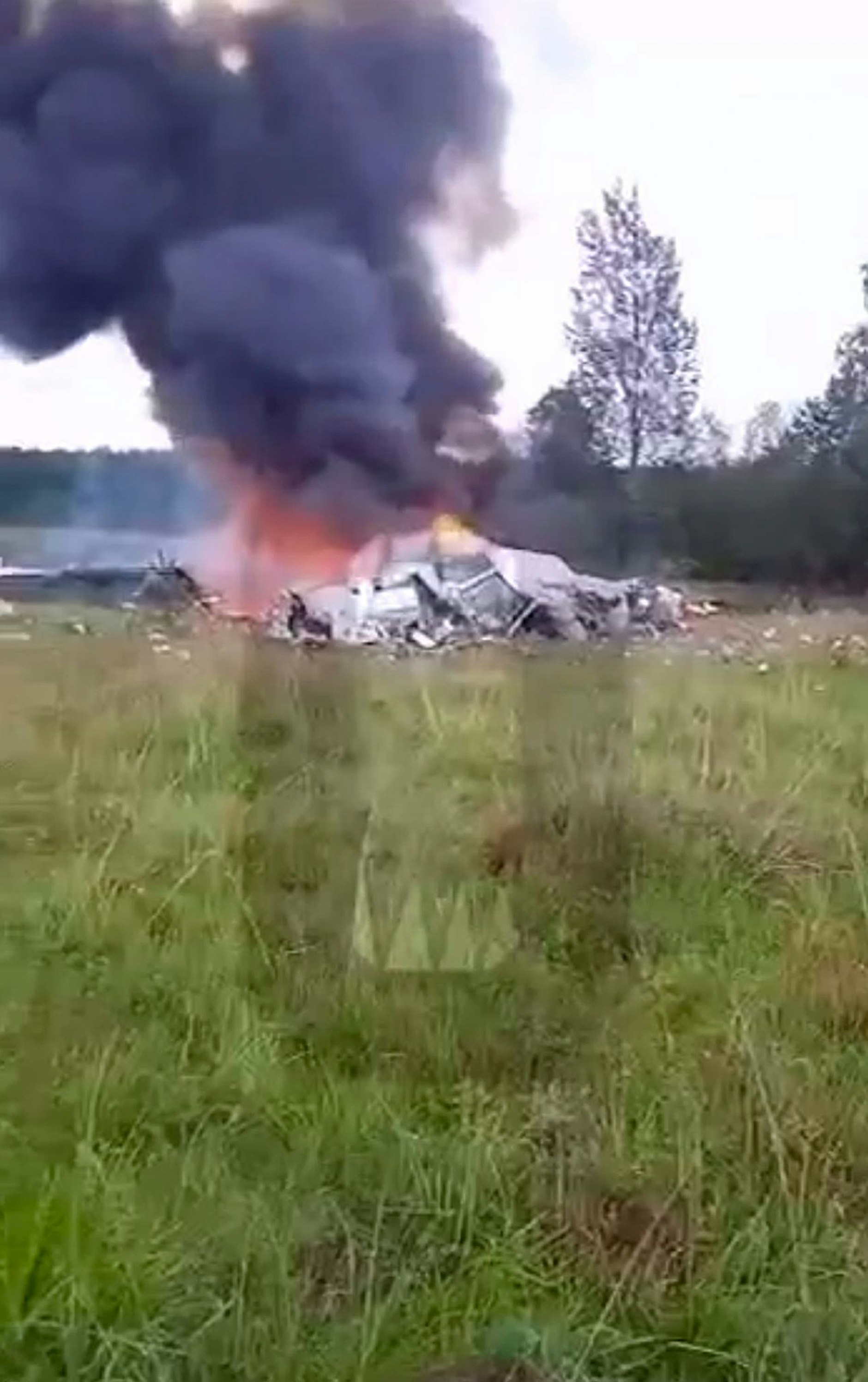 dpatopbilder - HANDOUT - Dieses Bild aus einem Video, das von Ostorozhno Novosti veröffentlicht wurde, soll die Absturzstelle eines Privatjets in der Nähe des Dorfes Kuschenkino in Region Twer zeigen.  /dpa