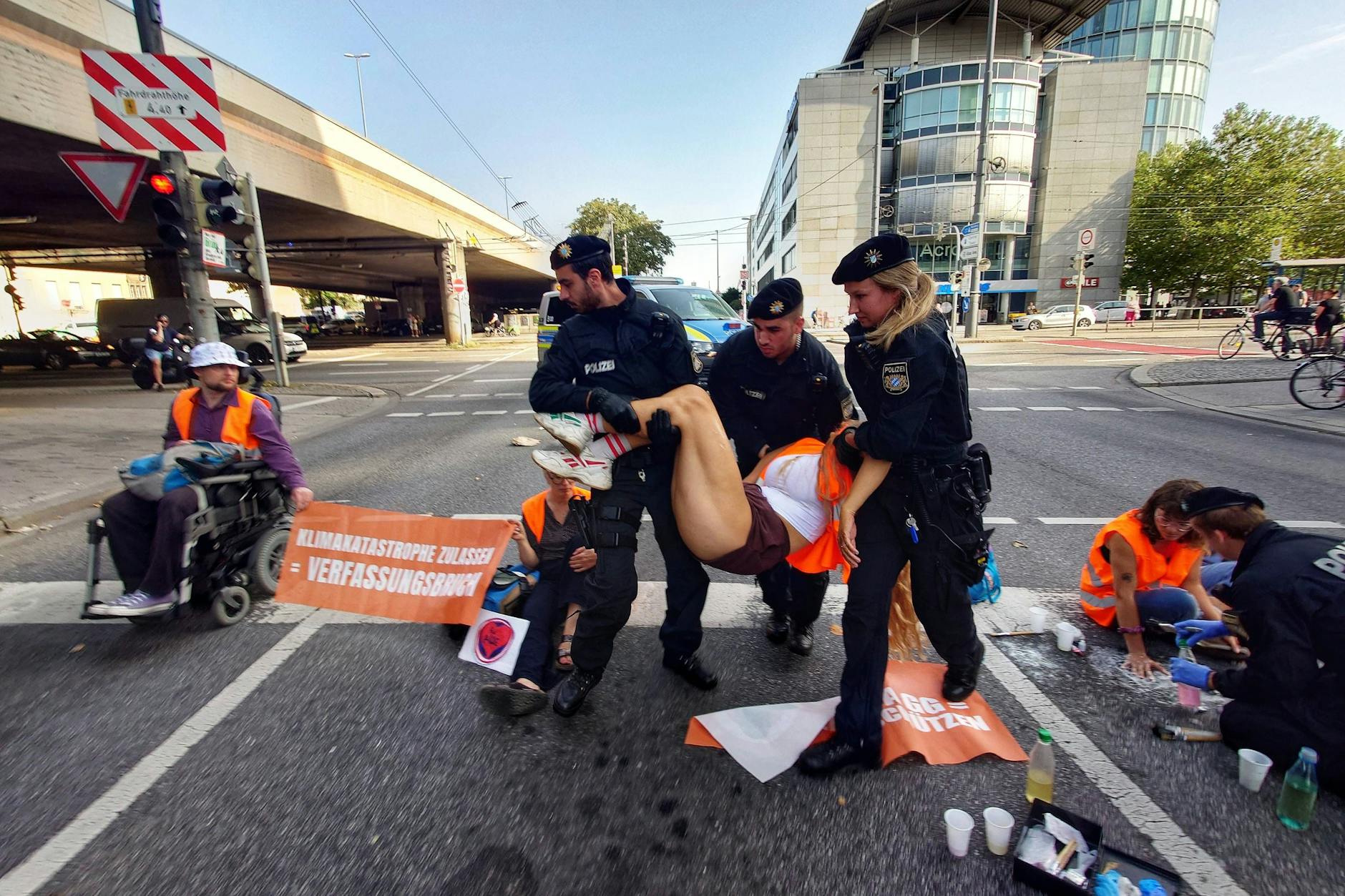 Am 24. August haben die Klimaaktivisten Straßen in München blockiert, wenige Tage zuvor haben sie sich in Leipzig auf den Asphalt geklebt. Im September soll es wieder in Berlin soweit sein.