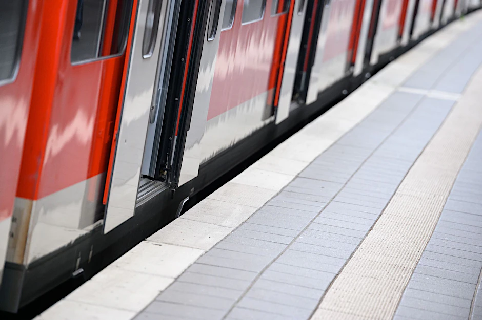 ARCHIV - Eine S-Bahn steht mit geöffneten Türen an einem Bahnsteig.  