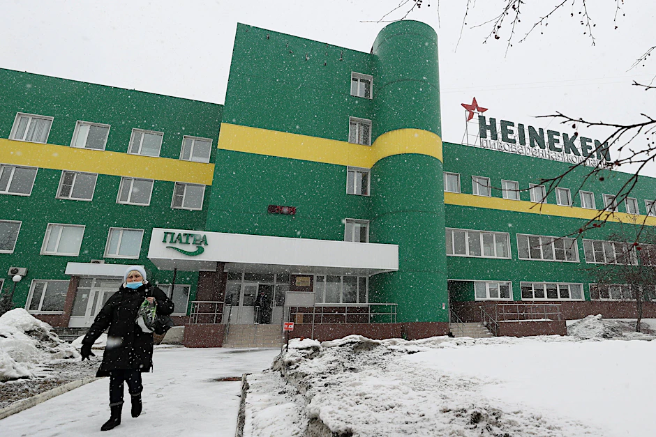 März 2022: Die Heineken-Brauerei im winterlichen Jekaterinburg. Bier unter der Heineken-eigenen Marke Amstel soll das nächste halbe Jahr weiter produziert werden.