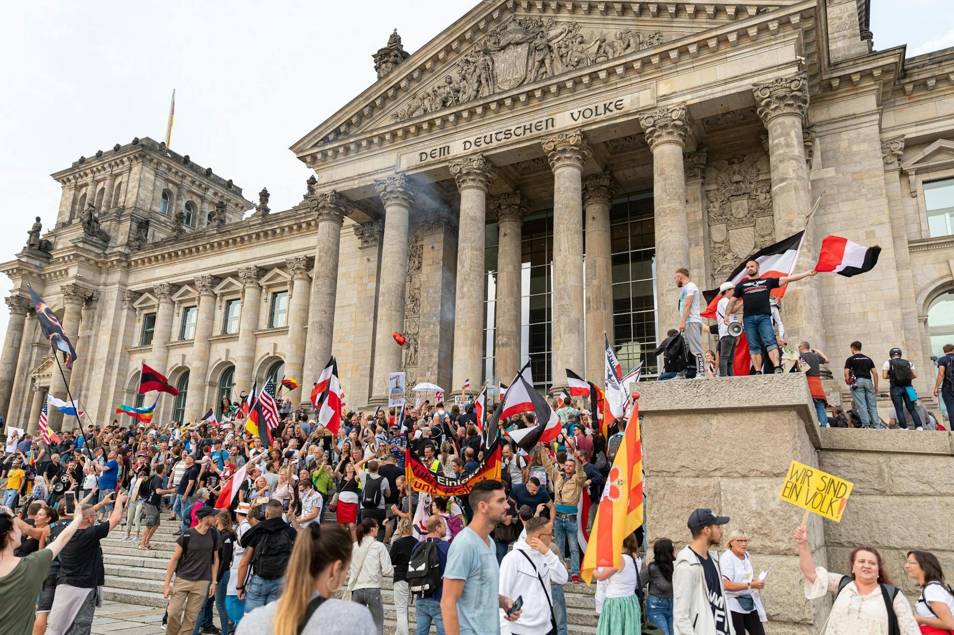 Am 29. August 2020 stürmten Teilnehmer einer Kundgebung gegen die Corona-Maßnahmen die Treppe vor dem Reichstagsgebäude. Jetzt soll es wieder eine Reichsbürger-Demo im Regierungsviertel geben. 
