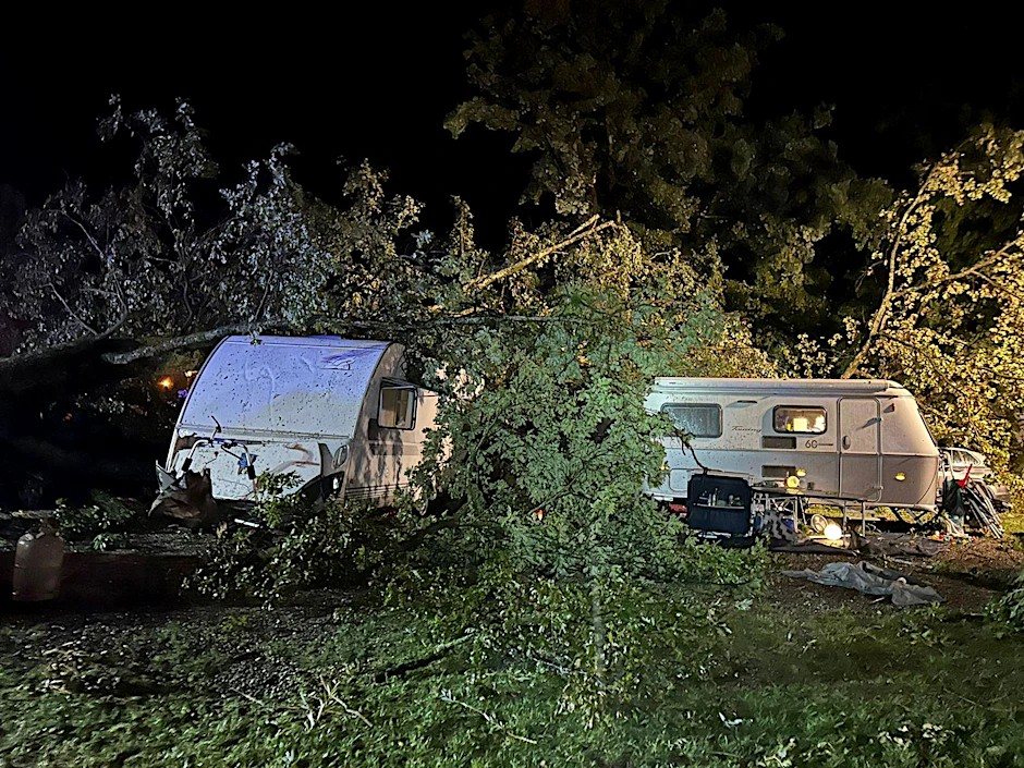 Bei einem schweren Unwetter sind auf einem Campingplatz in Lindau am Bodensee mehrere Bäume umgestürzt.