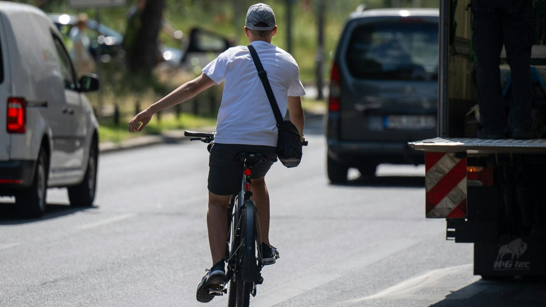 Ein Radfahrer radelt im Bezirk Schöneberg in Berlin. Noch immer geht der Ausbau von Radwegen schleppend voran. 