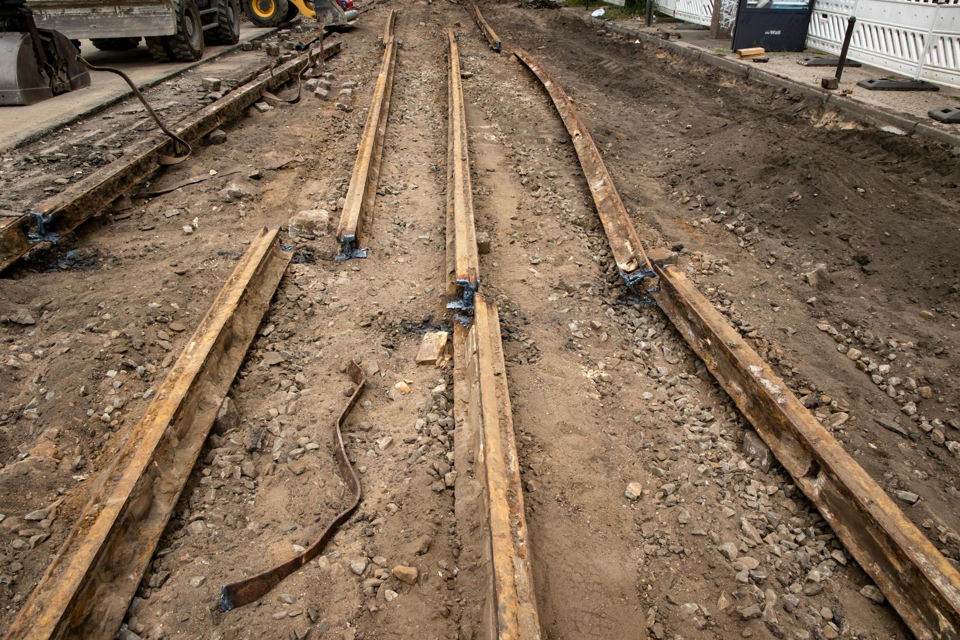 In der Stralauer Allee hat sich eine lange Straßenbahntrasse erhalten. Bis 1967 fuhr hier die 82.