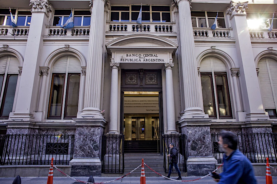 ARCHIV - Das hoch verschuldete Argentinien hat 2023 zur Begleichung fälliger Zinsforderungen des Internationalen Währungsfonds (IWF) einen millionenschweren Kredit bei Katar aufgenommen.  ss/dpa
