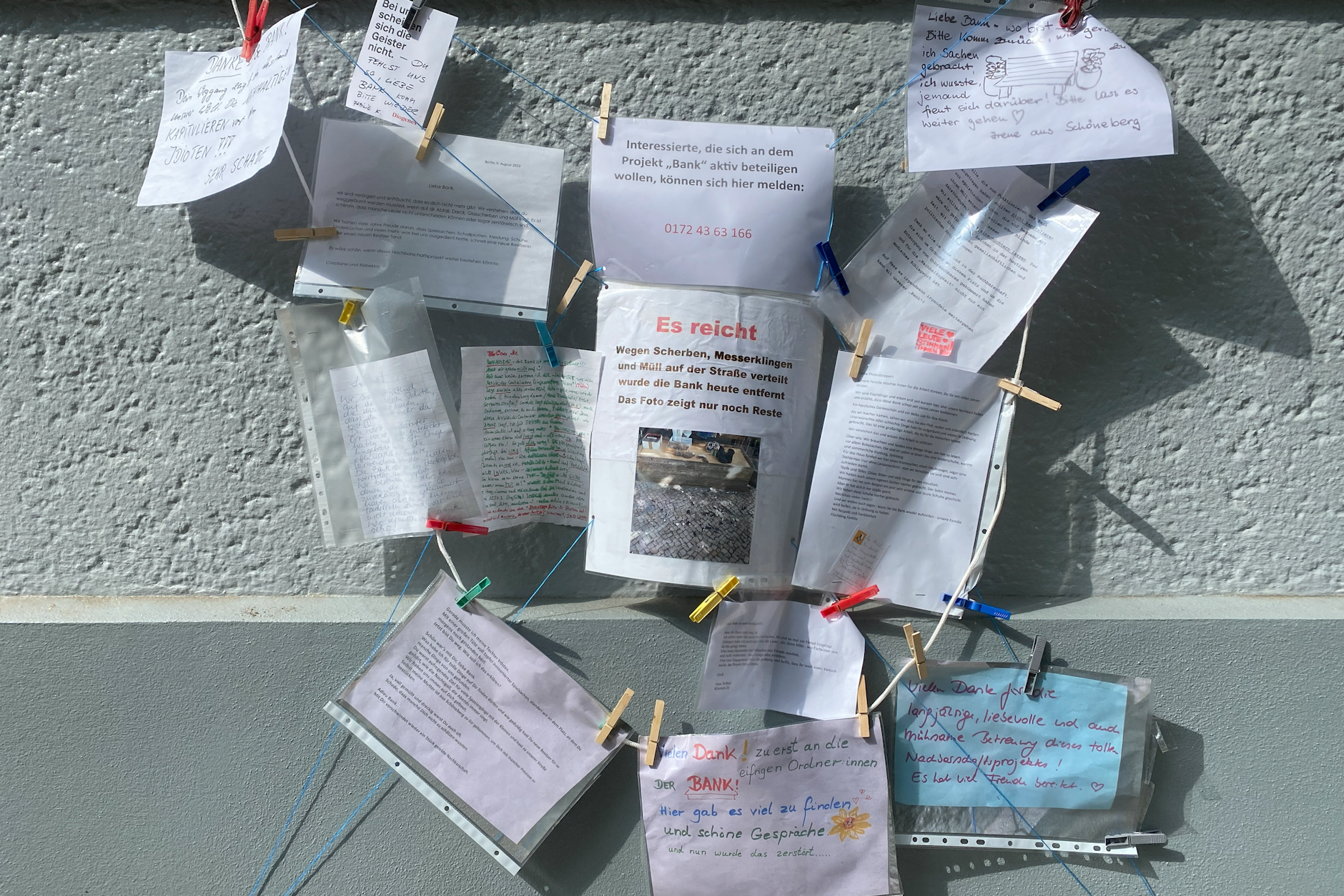 Eigentlich stand hier eine Bank, auf der Dinge zum Verschenken lagen. Jetzt hängen dort Abschiedsbriefe.