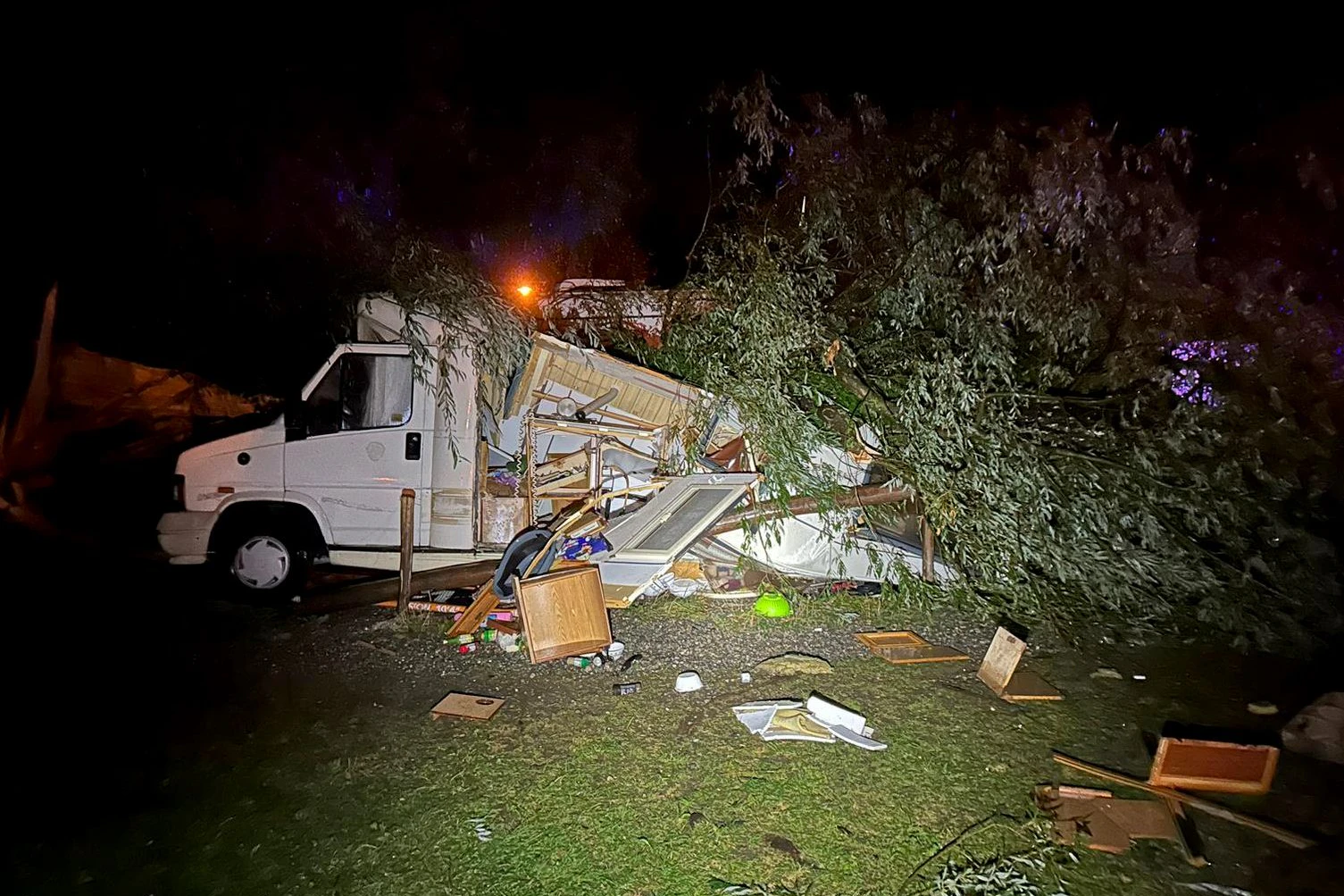Lindau: Ein umgestürzter Baum liegt auf einem Wohnmobil auf einem Campingplatz.&nbsp;