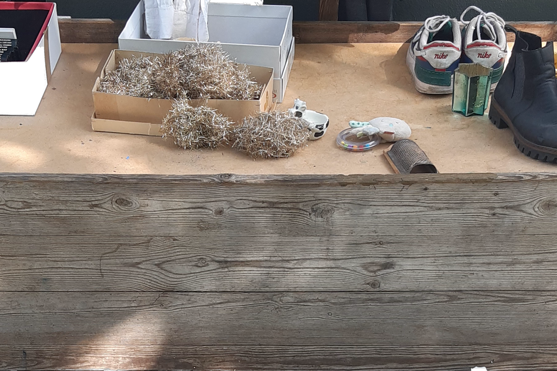 Auf die Holzbank konnten Menschen Dinge legen, die sie gerne an andere Leute abgeben wollten.