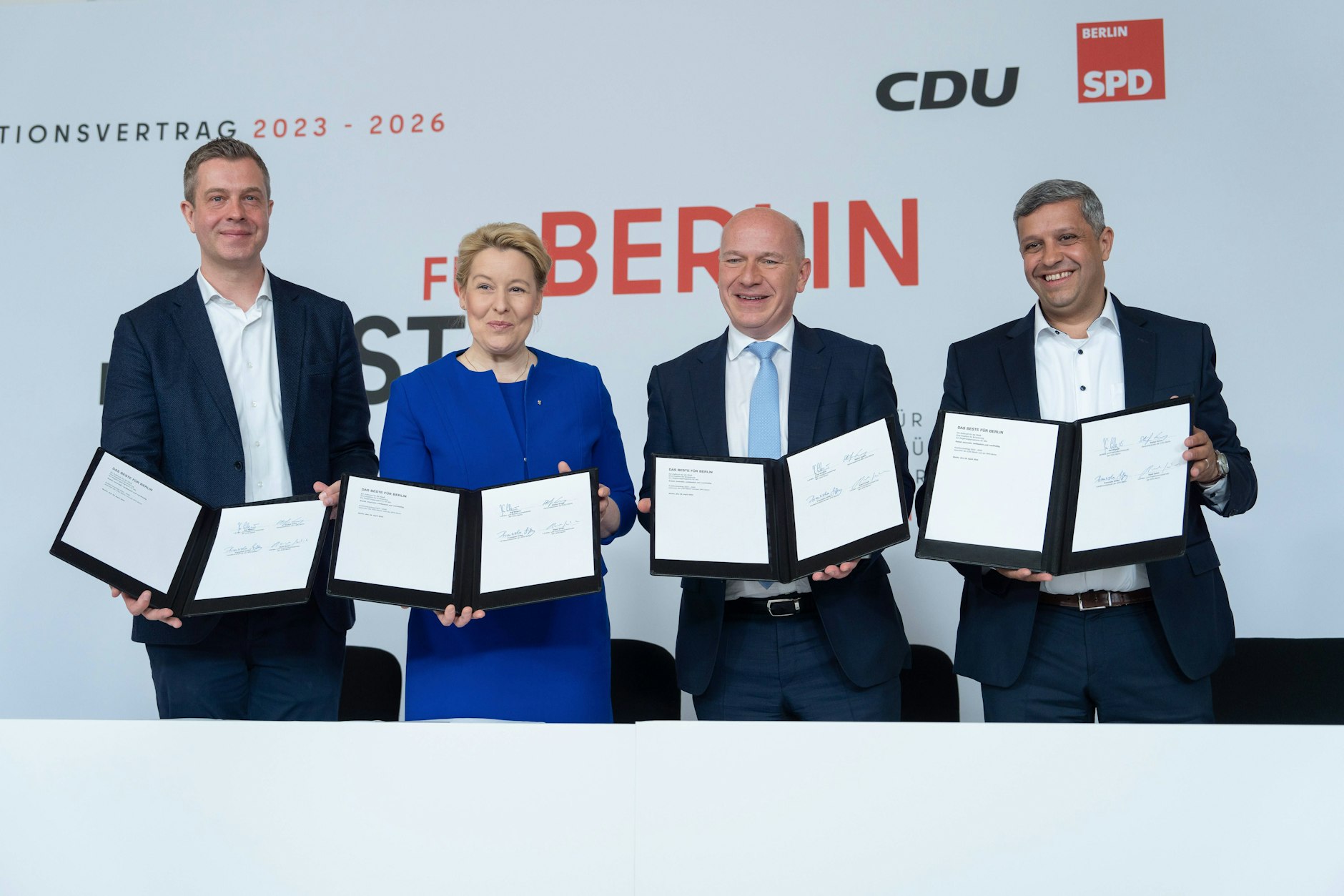 (v.l.n.r.) Stefan Evers, Franziska Giffey, Kai Wegner und Raed Saleh bei der Unterzeichnung des Koalitionsvertrags 2023-26 zwischen CDU Berlin und SPD im Abgeordnetenhaus, 26.04.2023