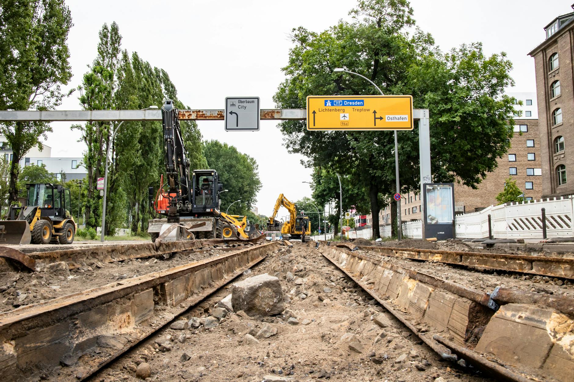 Relikte der Vergangenheit: In der Stralauer Allee in Berlin-Friedrichshain sind alte Straßenbahngleise vom Vorschein gekommen. Eine Recherche ergab, welche Linien dort bis wann verliefen.