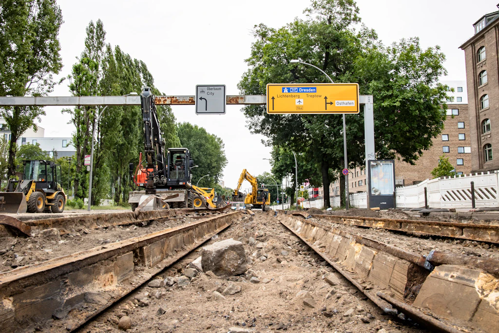 Wie in der Stralauer Allee plötzlich ein Stück altes Berlin ans Licht kam