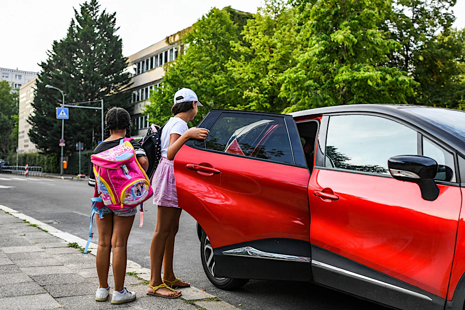 Elterntaxi in Mitte: Vor der Gutsmuths-Grundschule in der Singerstraße steigen Kinder aus einem Auto – im Halt- und Parkverbot. Der Bezirk möchte dort bald eine Schulzone einrichten.