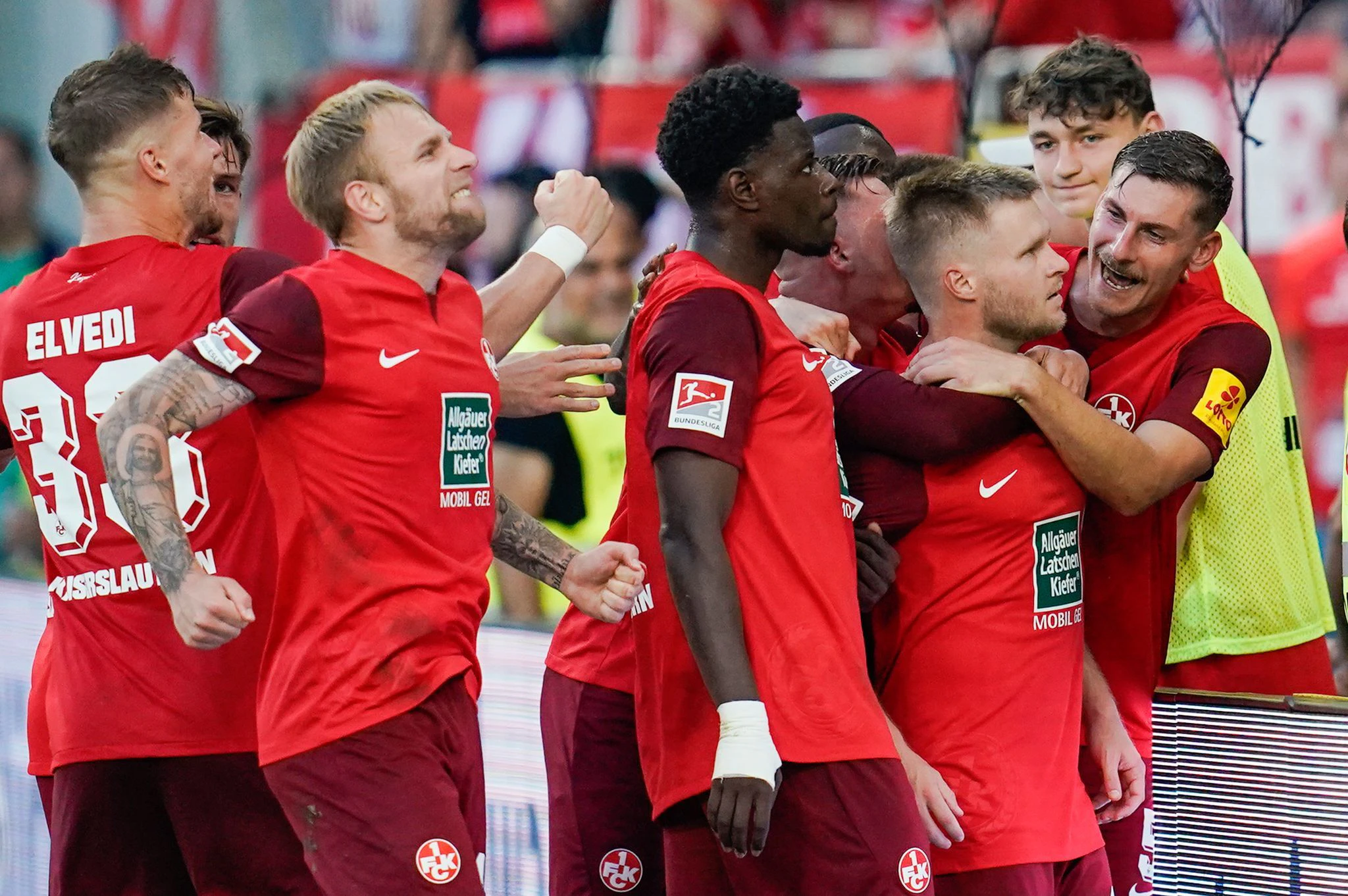 Kaiserslauterns Jean Zimmer (2.v.r.) jubelt mit Mannschaftskollegen über das Tor zum 3:2.  