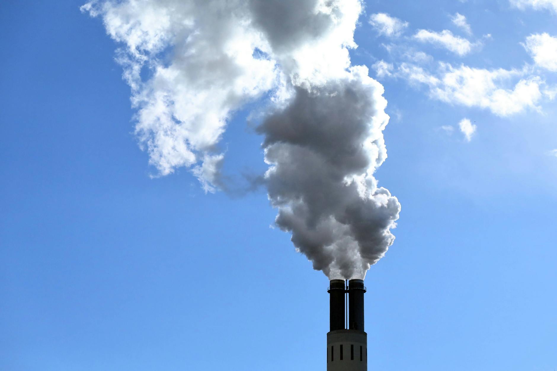 Abgase kommen aus einem Schlot des Heizkraftwerks Reuter-West.