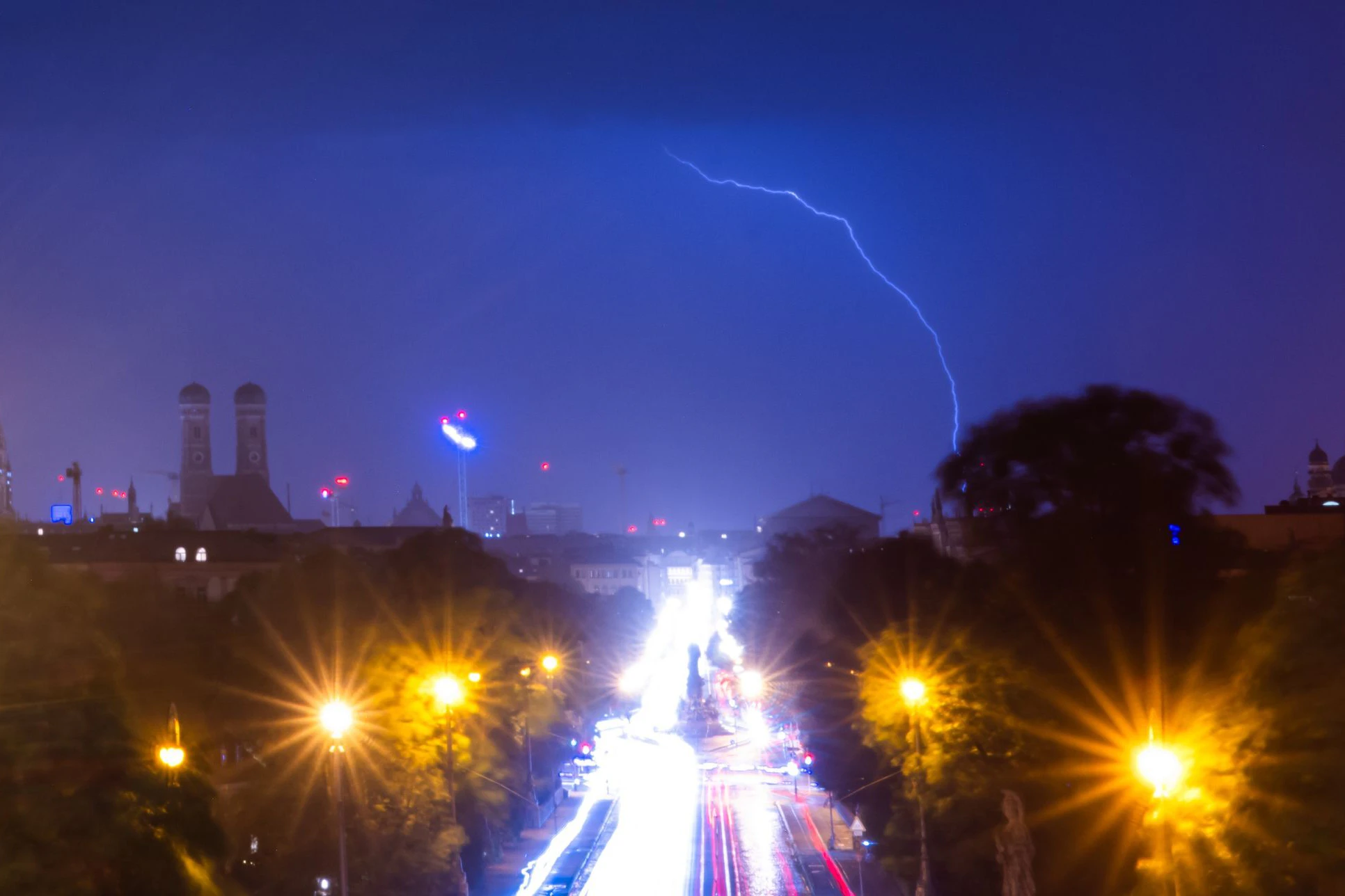 Blitze zucken über München.&nbsp;
