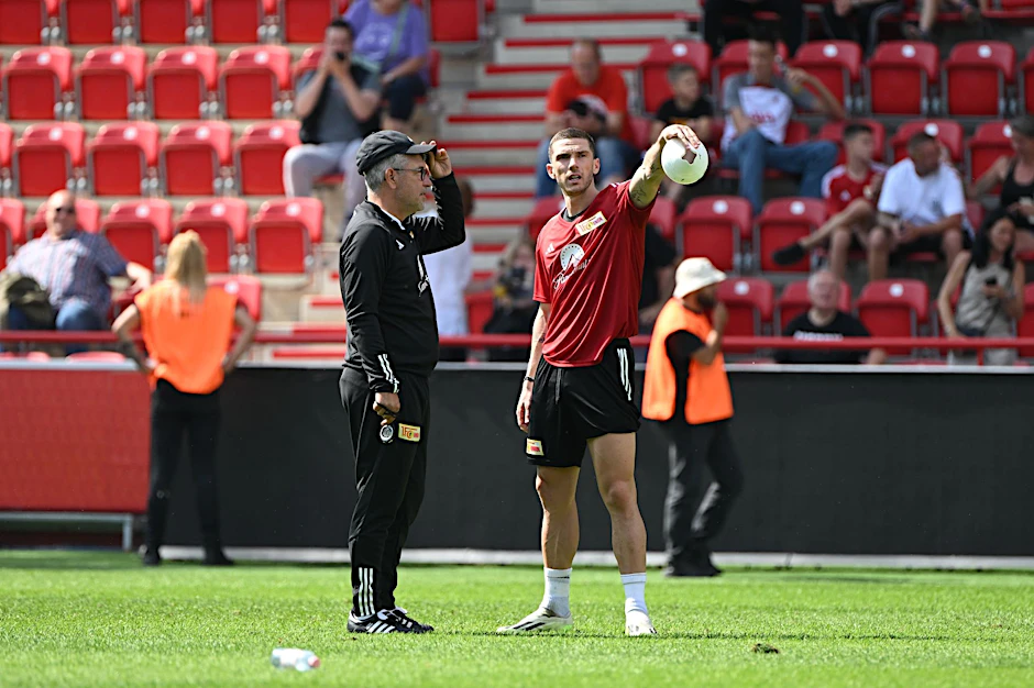 ARCHIV - Union-Trainer Urs Fischer freut sich auf das Debüt von Robin Gosens.  