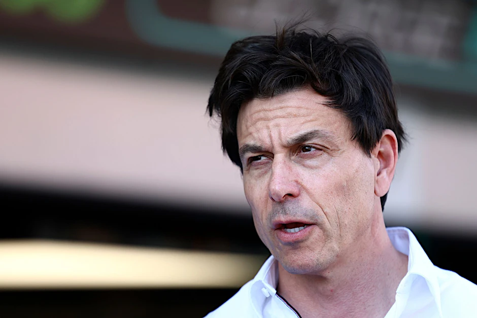 ARCHIV - Mercedes-Teamchef Toto Wolff er hat sich bei einem Rad-Unfall am Arm verletzt.  