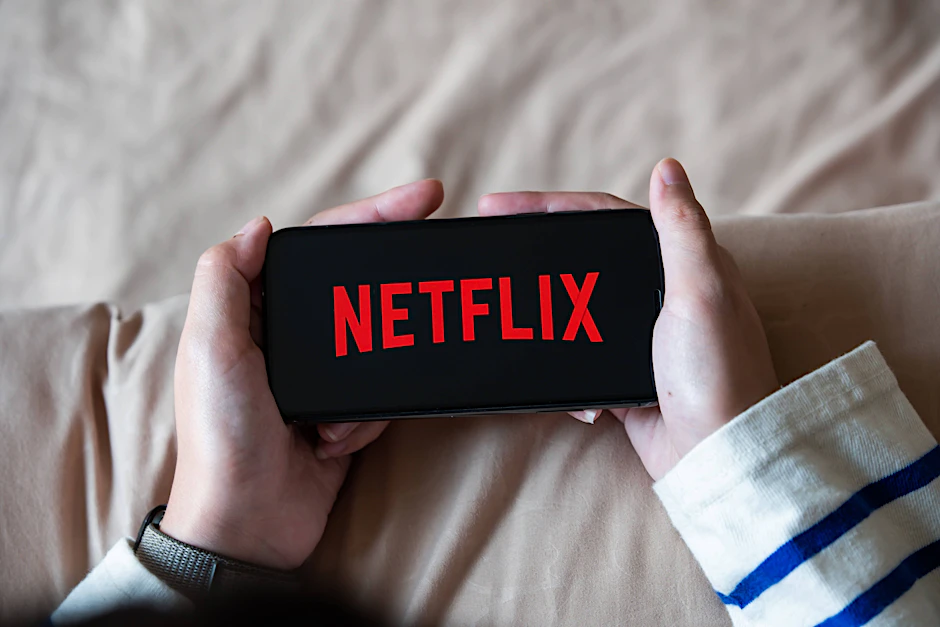 Wenn die Tage kürzer und kälter werden, kuschelt man sich schon mal gerne mit den neuen Streaming-Angeboten ins Bett.