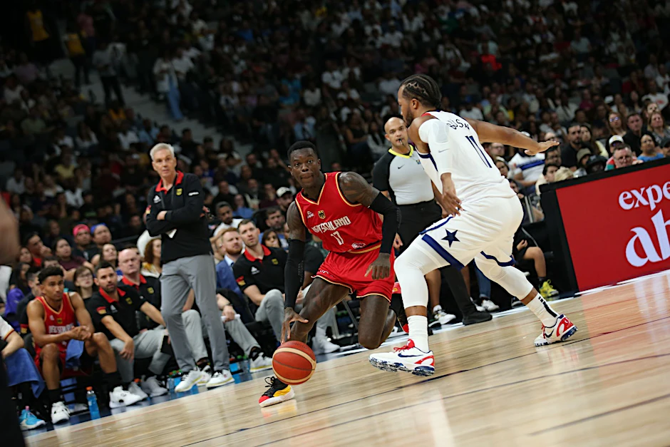 Das DBB-Team um Dennis Schröder (l) lag gegen die USA lange vorn, musste sich am Ende aber knapp geschlagen geben.  