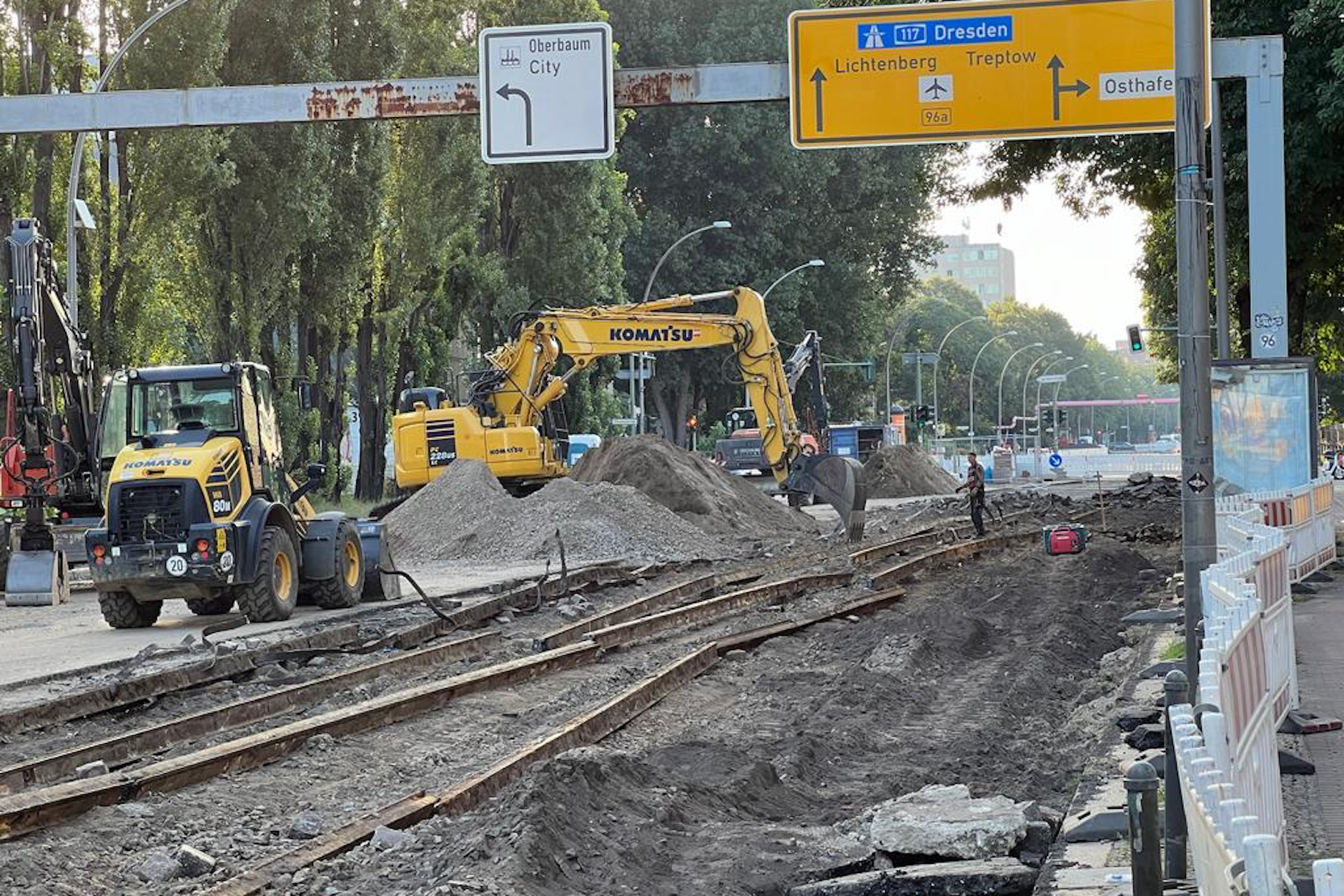 Nach dem Wasserrohrbruch bekommt die Stralauer Allee eine neue Fahrbahn. Bei den Bauarbeiten wurden die alten Gleise entdeckt.