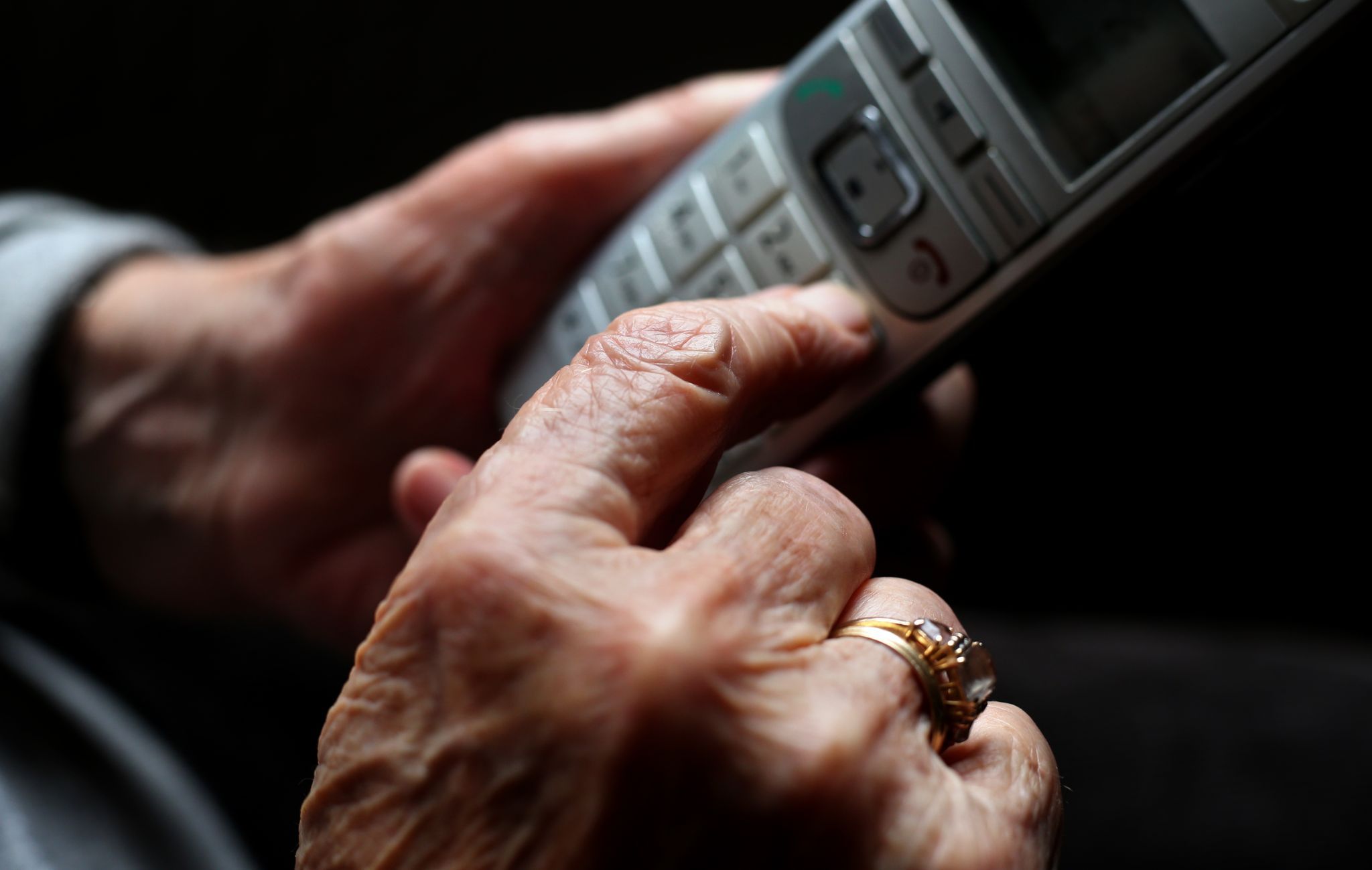 „Hallo Papa“: Brandenburger fällt auf SMS-Betrug rein, verliert 2000 Euro