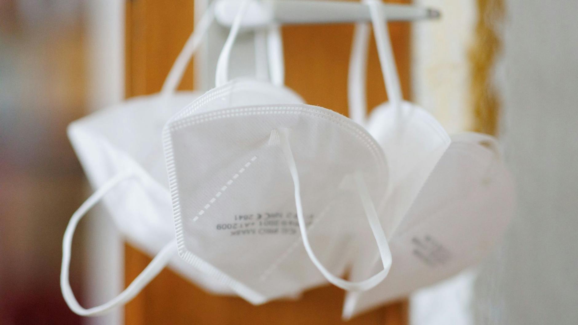 Im Herbst kann es empfehlenswert sein, wieder Maske zu tragen, um sich vor einer Ansteckung mit Corona zu schützen.