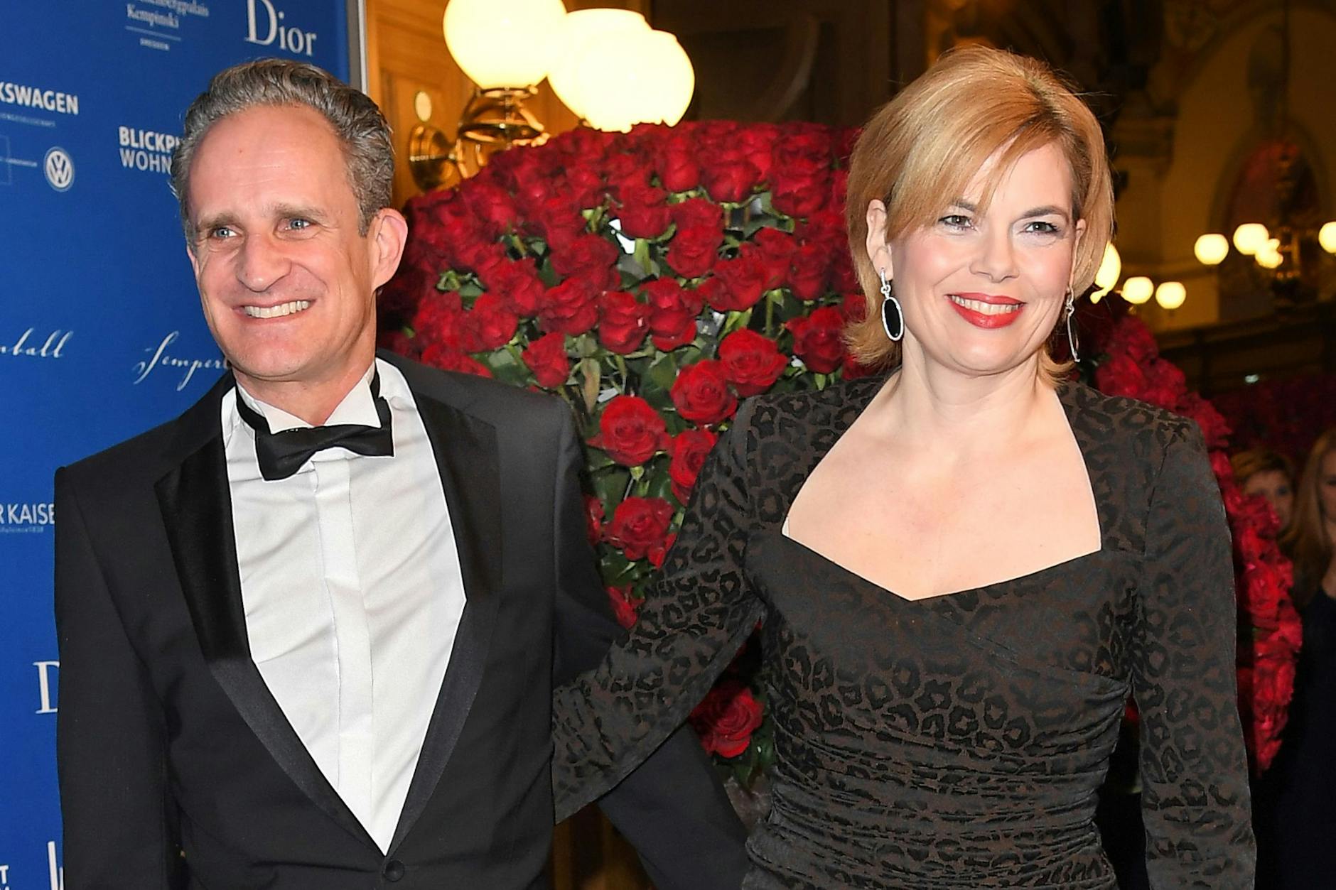 Julia Klöckner (rechts im Bild) und Ralph Grieser kommen im Jahr 2019 zum Ball der Semperoper.