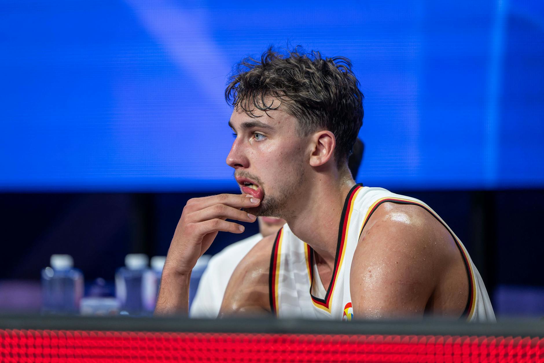 Nach seiner Verletzung saß Franz Wagner enttäuscht auf der Bank.