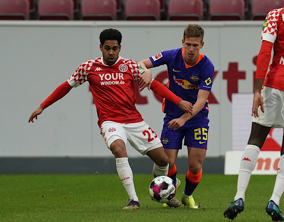 ARCHIV - Kehrt zum FSV Mainz 05 zurück: Phillipp Mwene (l).  