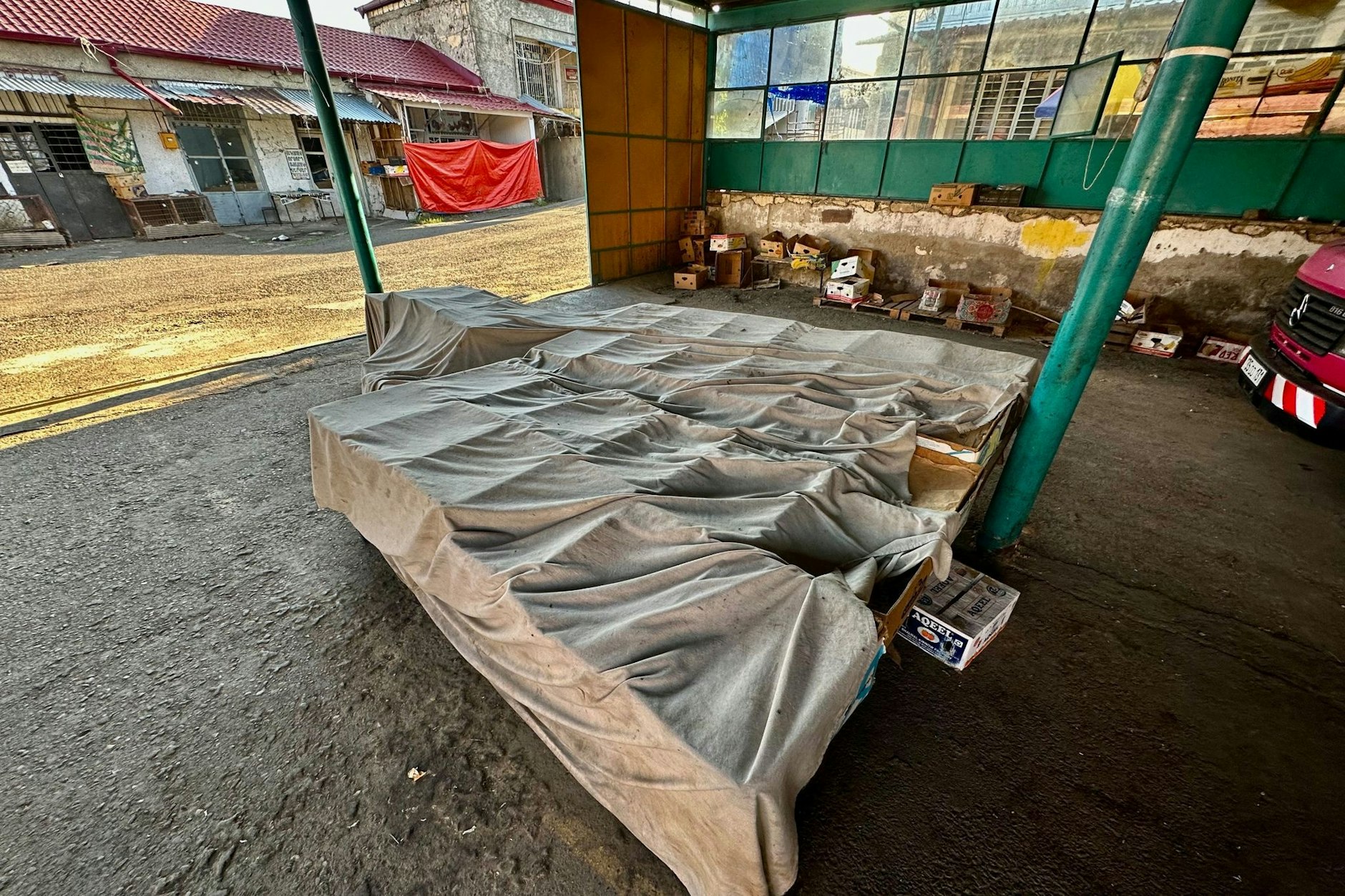 PRODUKTION - Ein geschlossener Marktstand ohne Waren. Im Gebiet Berg-Karabach im Kaukasus tief im Süden der früheren Sowjetunion spitzt sich die Lage bedrohlich zu.  