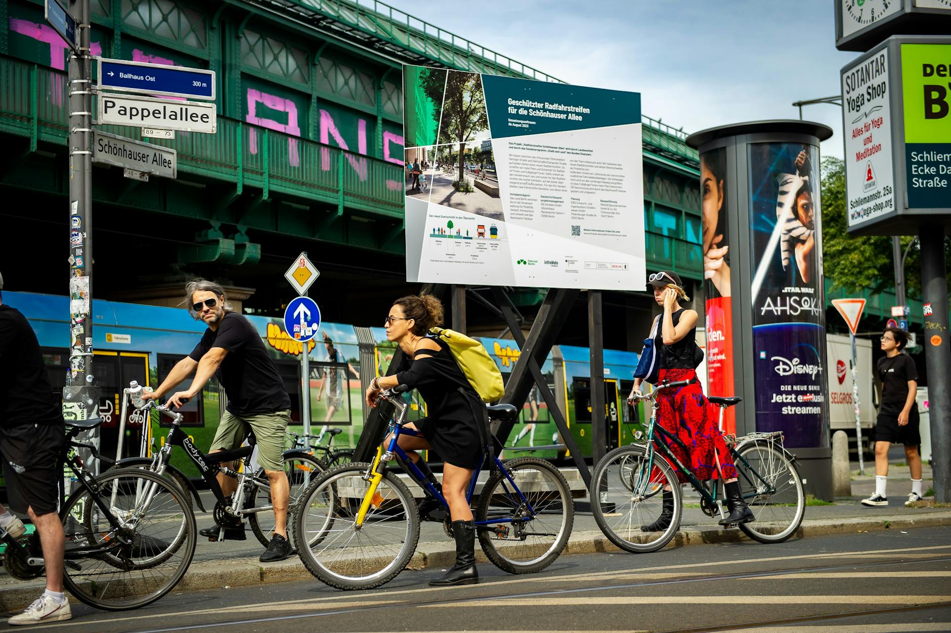 In der Schönhauser Allee steht schon ein Bauschild: Ein 720 Meter langer Abschnitt der Bundesstraße 96a im Bezirk Pankow bekommt geschützte Radfahrstreifen. Die Autostellplätze fallen weg.