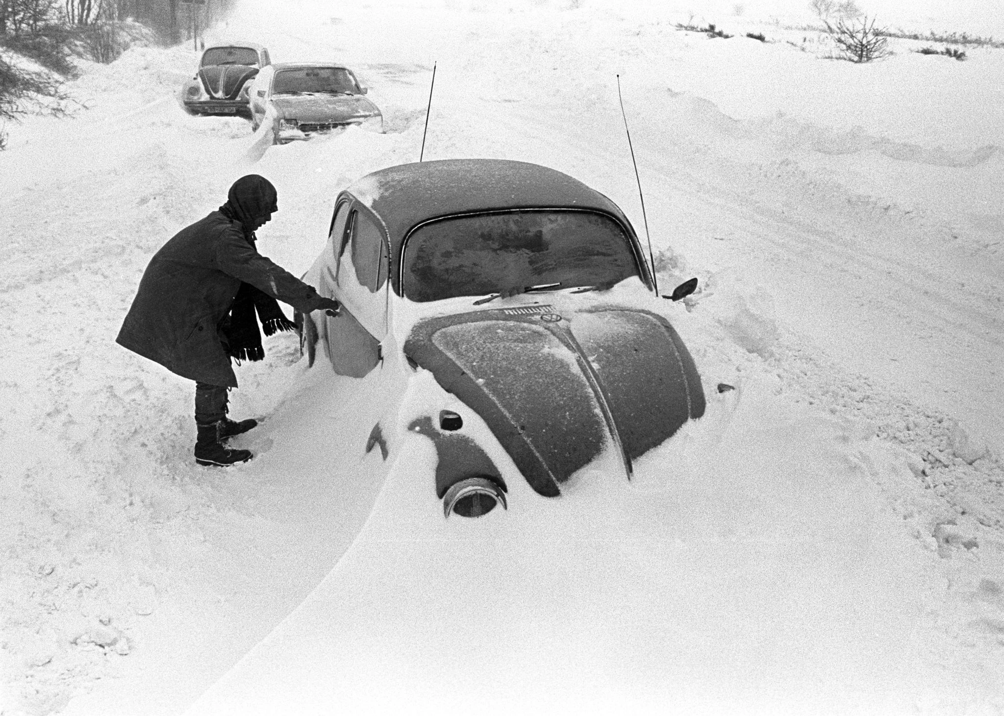 ARCHIV - Die Schnee-Katastrophe im Dezember 1978. Hier ein im Schnee stecken gebliebener VW-Käfer bei Cuxhaven.  