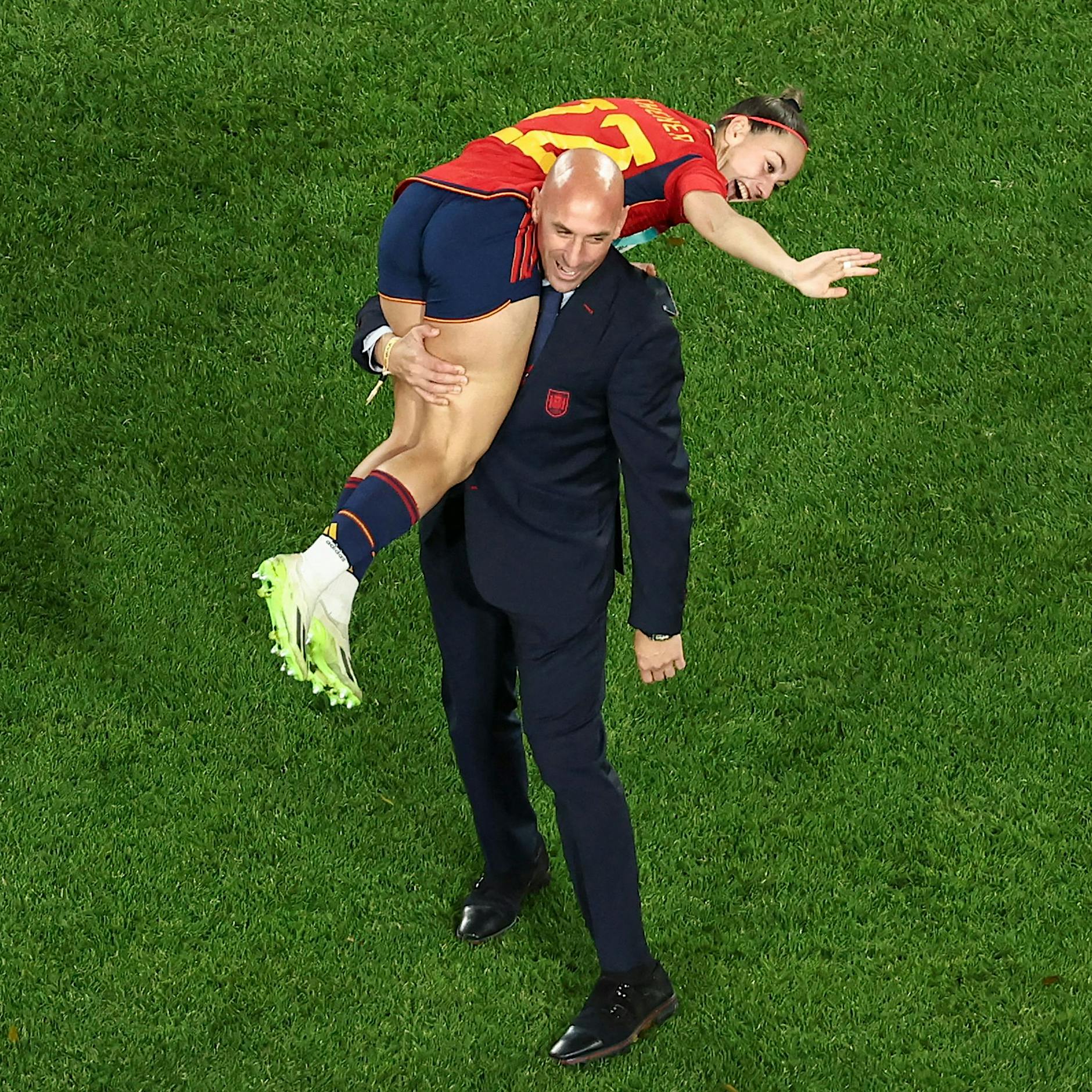 Kuss-Skandal eskaliert: Trainer-Team von Weltmeisterinnen erklärt Rücktritt, Fifa sperrt Luis Rubiales