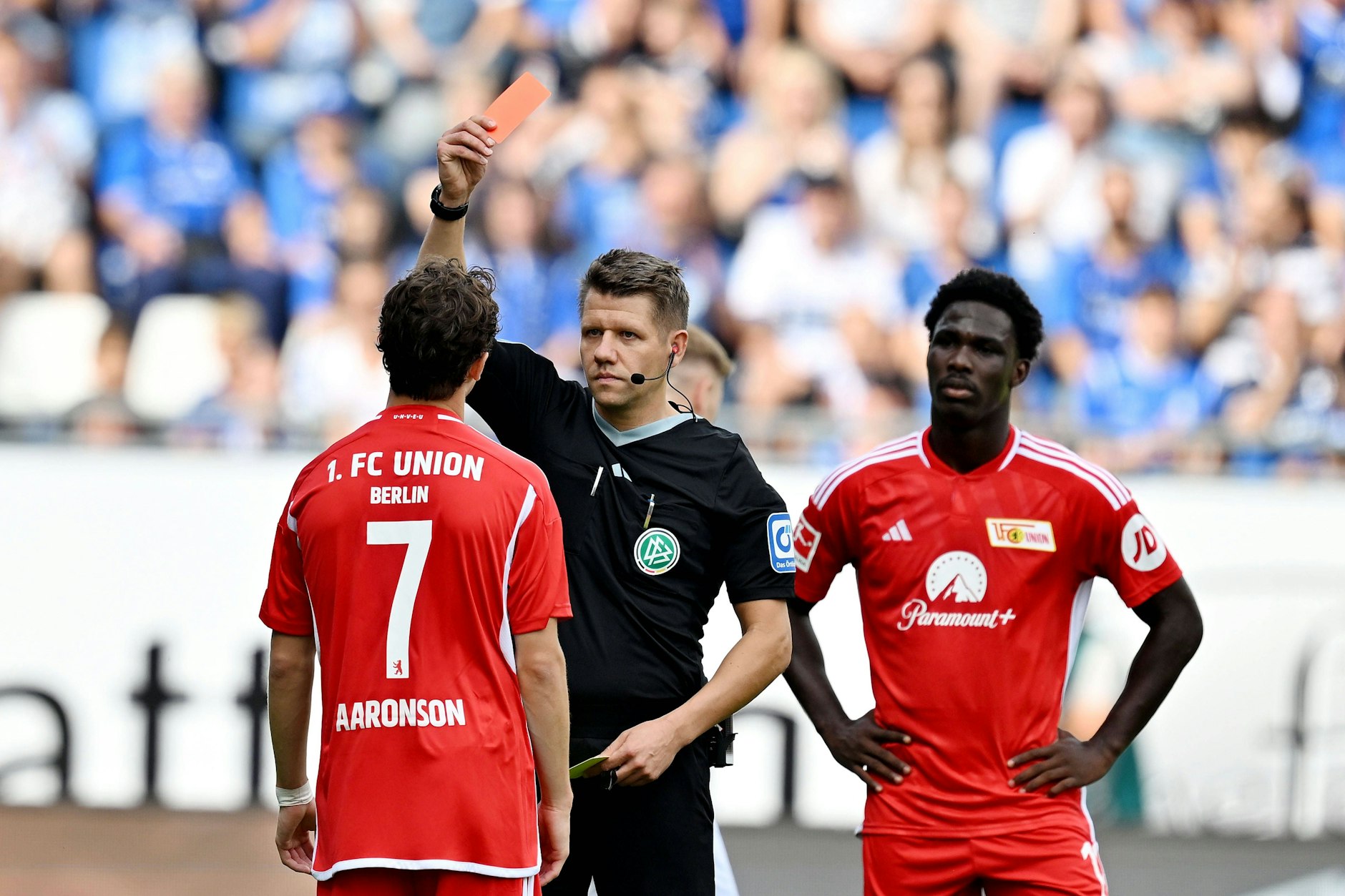 Schock nach 20 Minuten: Schiedsrichter Patrick Ittrich schickt Brenden Aaronson vom Platz.