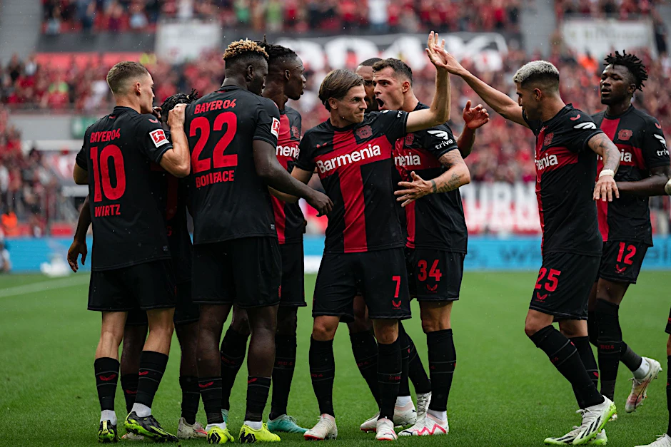Leverkusen gewann zum Auftakt in einer hochklassigen Partie mit 3:2 gegen Leipzig.  
