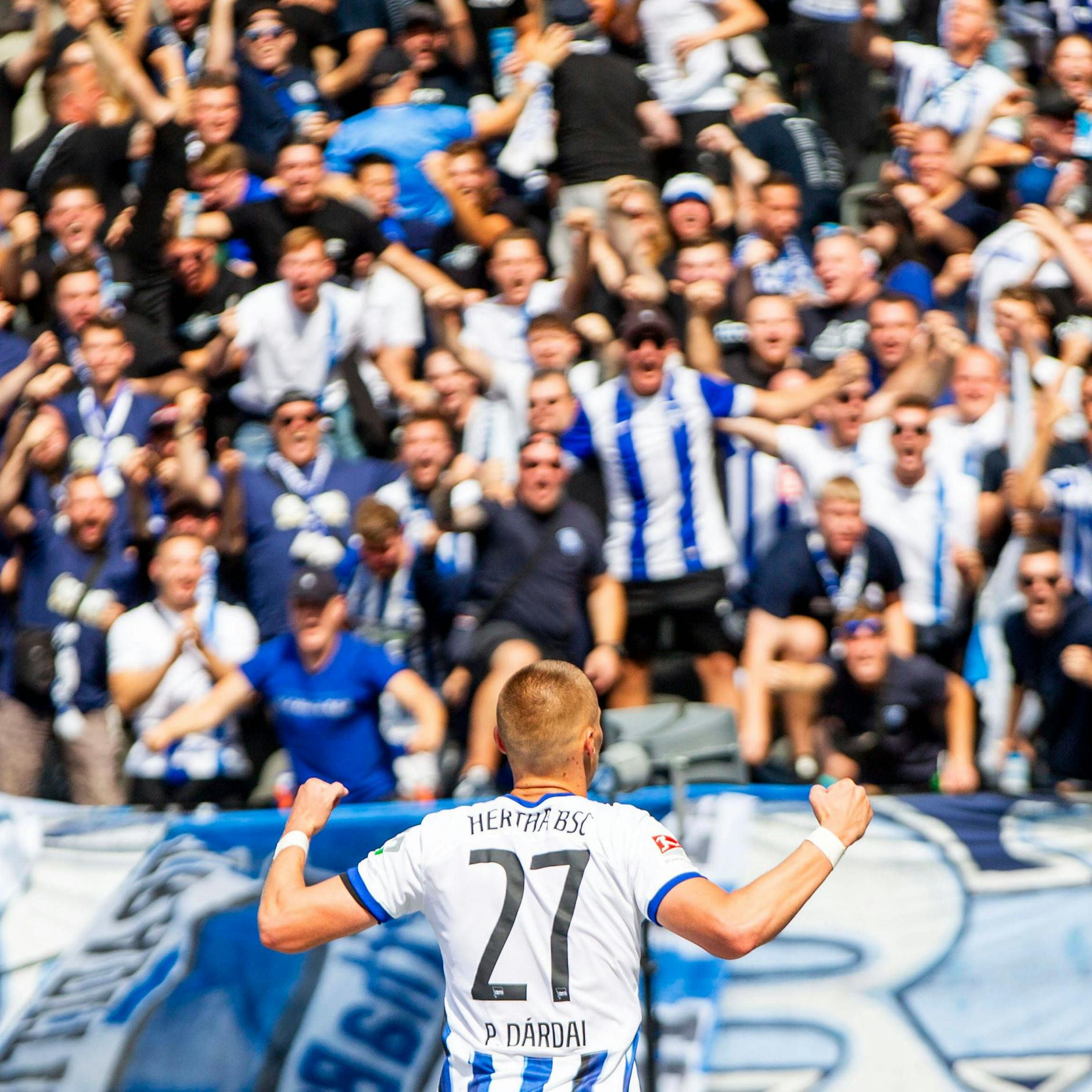 Palko Dardai stürmt nach seinem Treffer zum 3:0 zu den Fans in die Ostkurve.