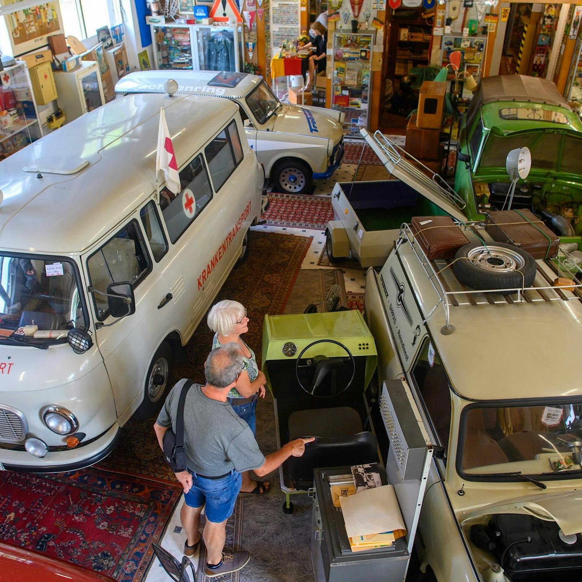 Komplettes DDR-Museum versteigert: Barkas-Krankenwagen bringt 18.000 Euro