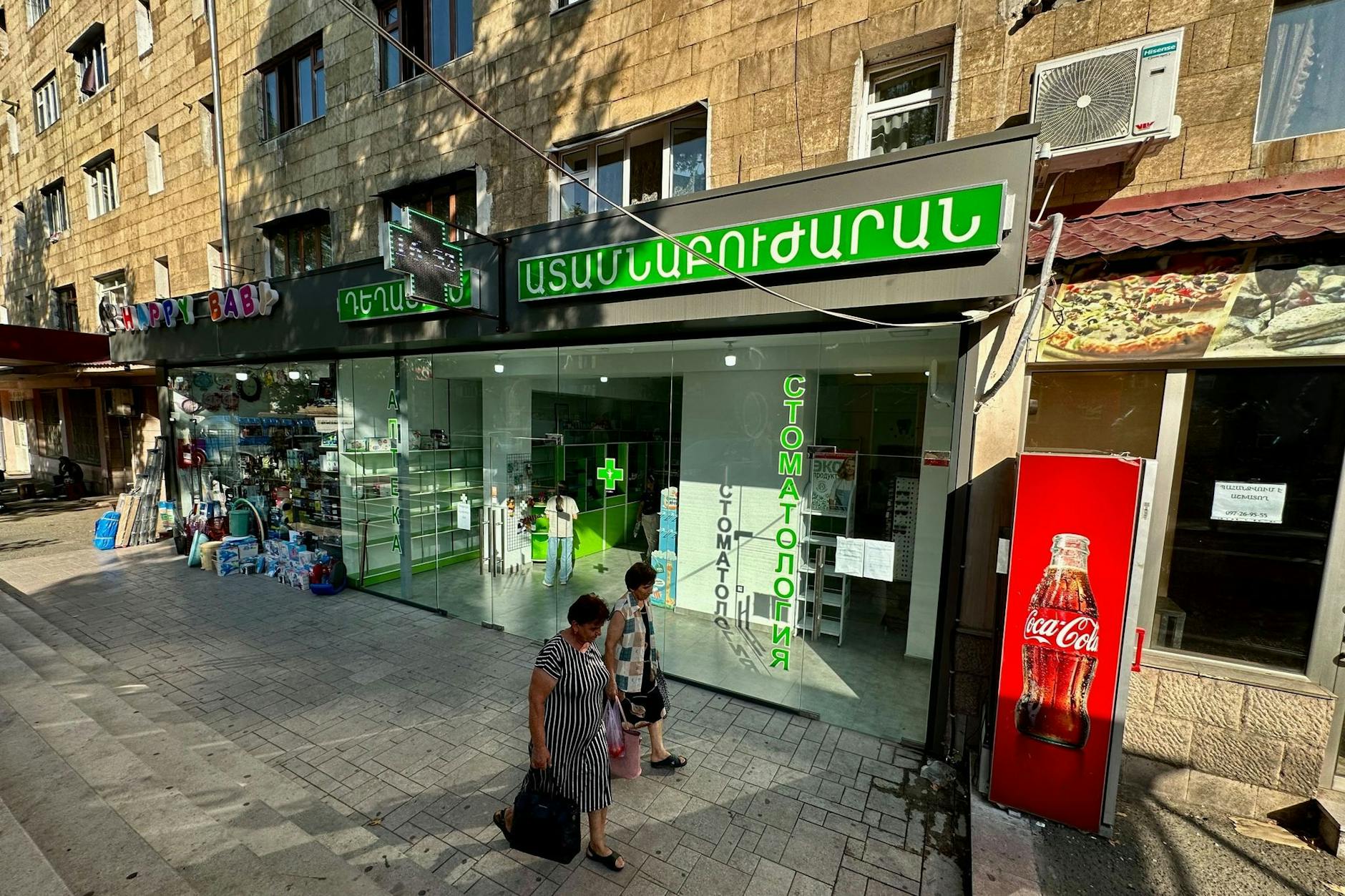 PRODUKTION - Der Eingang einer Apotheke. Medikamente gibt es hier nicht mehr.