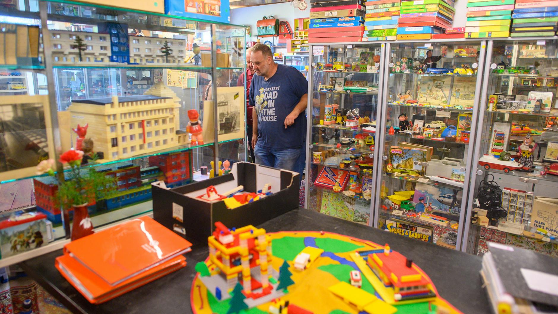 Döberitz: Brettspiele und Spielzeug füllen Regale und Vitrinen im DDR-Museum. Gut 33 Jahre nach der Wende wird im brandenburgischen Döberitz ein DDR-Museum aufgelöst.