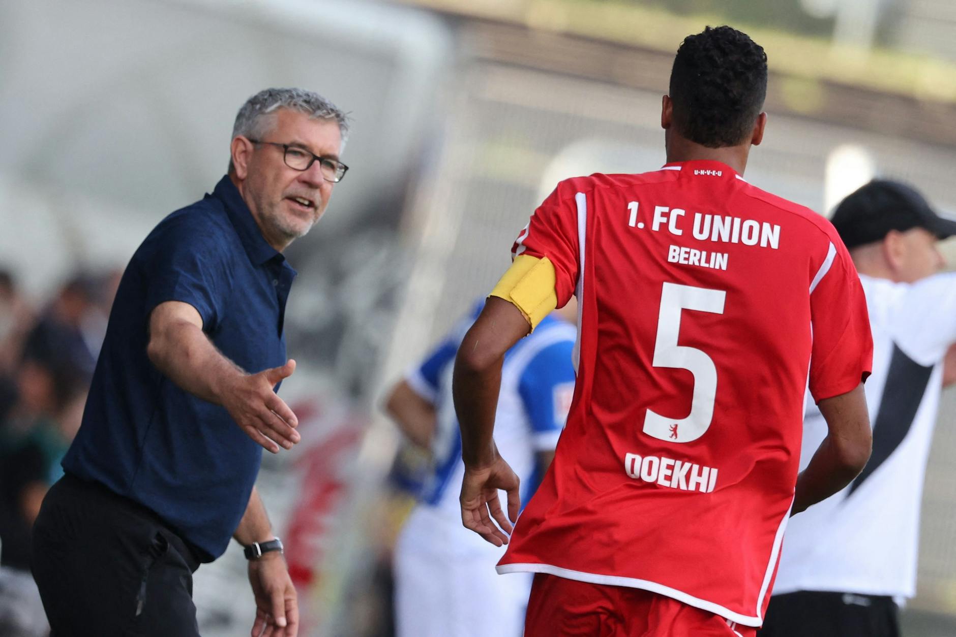 Trainer Urs Fischer (l., hier mit Danilho Doekhi) war von dem Auftritt seiner Mannschaft in Darmstadt mehr als angetan.
