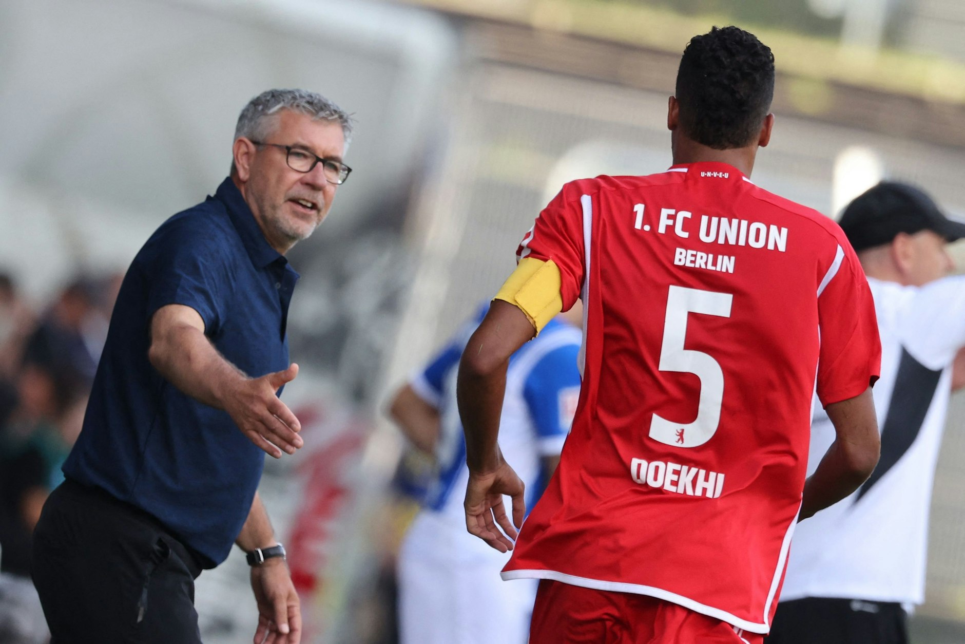 Trainer Urs Fischer (l., hier mit Danilho Doekhi) war von dem Auftritt seiner Mannschaft in Darmstadt mehr als angetan.