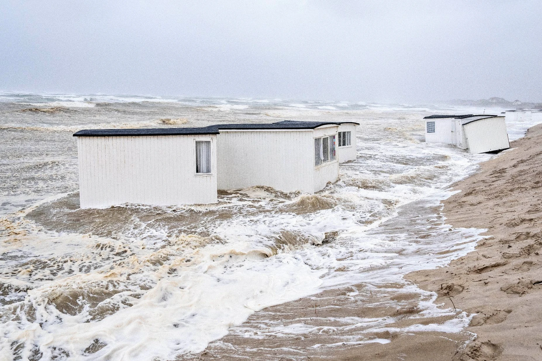 Badehäuser treiben in Dänemark bei einem Sturm in der Nordsee.&nbsp;