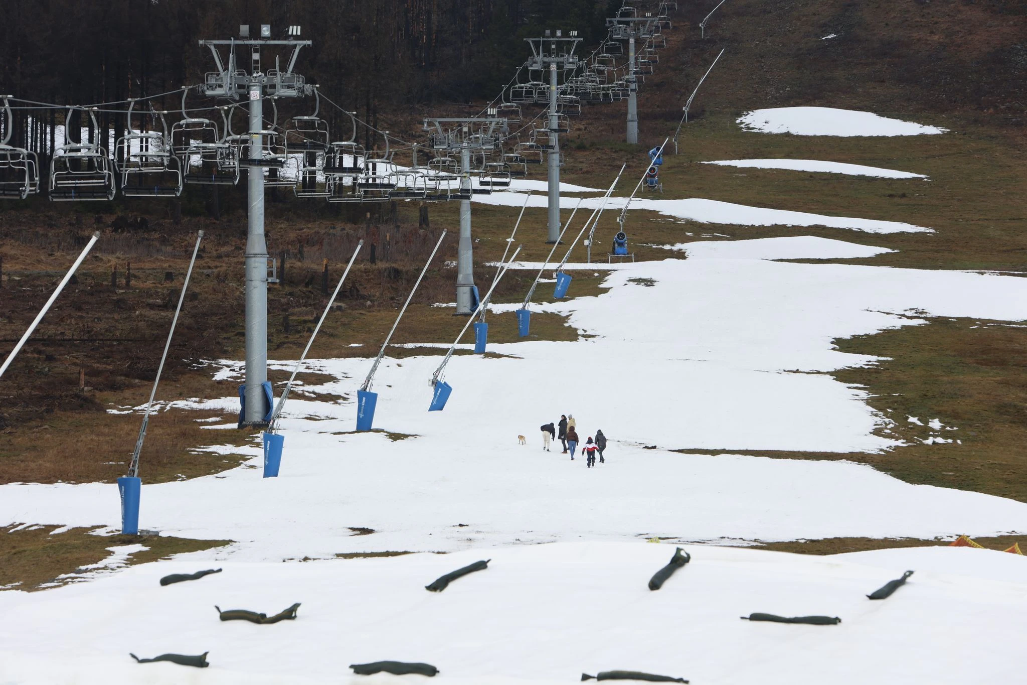 ARCHIV - Schneereste am Hexenritt in Niedersachsen im Dezember 2022.  
