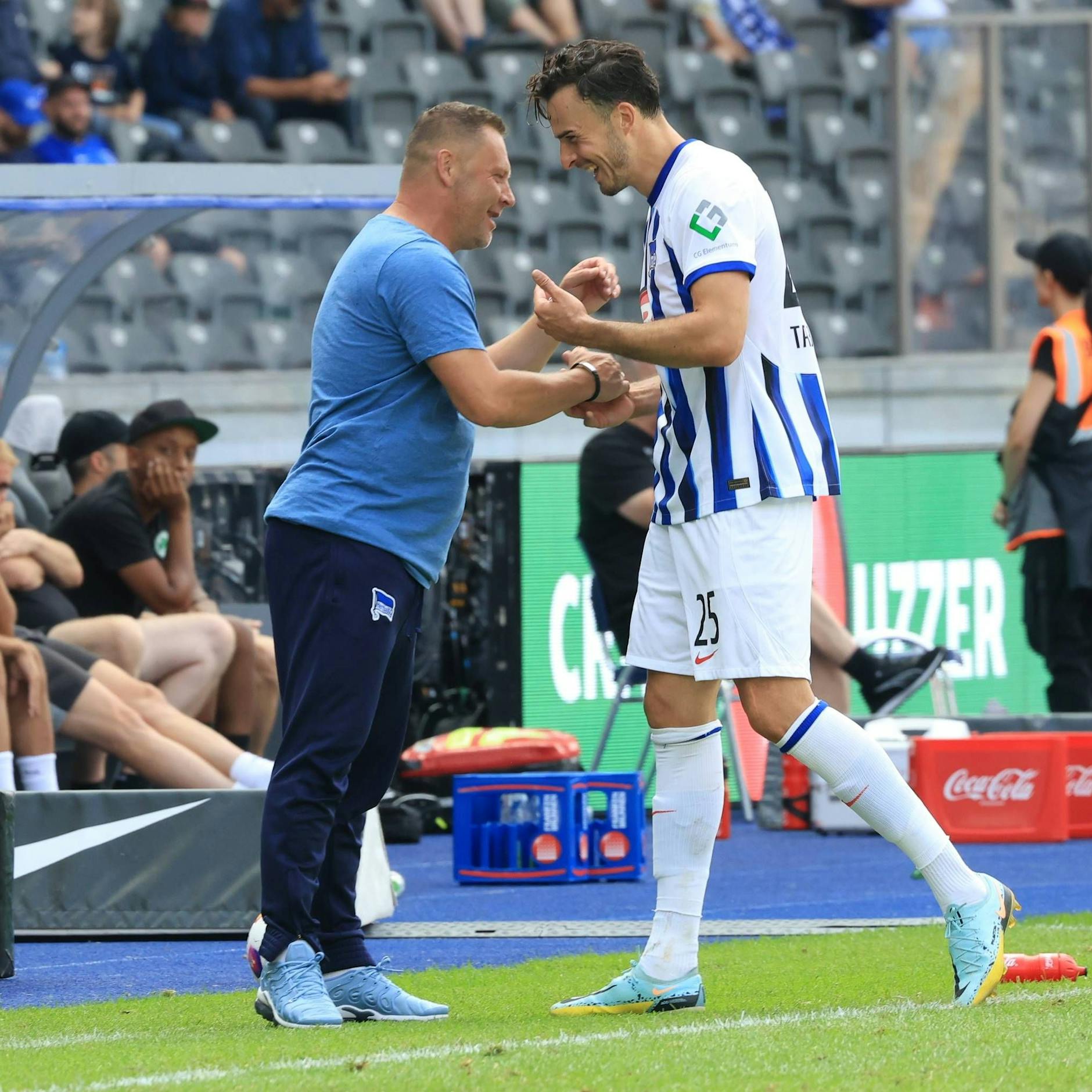 Herthas Trainer Pal Dardai und Stürmer Haris Tabakovic freuten sich gemeinsam über den Doppelpack.