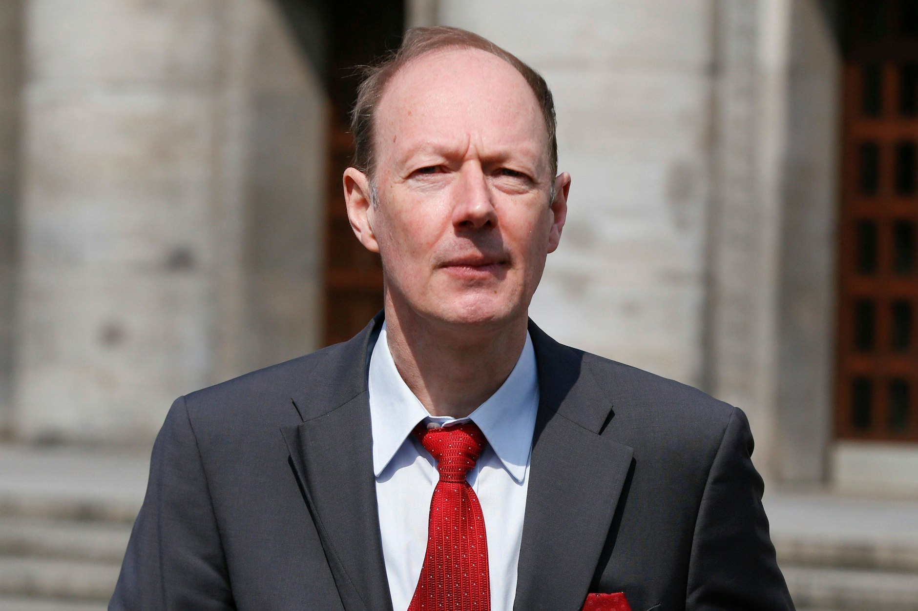 Martin Sonneborn, Vorsitzender von Die Partei und Europaabgeordneter, greift Ursula von der Leyen an.&nbsp;